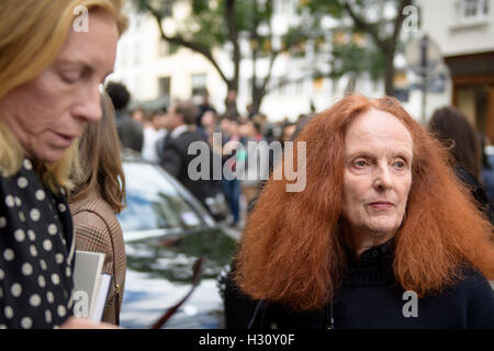 Paris, Frankreich. 2. Oktober 2016. Ex-Model und creative Director bei großen der amerikanischen Vogue Magazin fährt Grace Coddington am Tag sechs für Paris Fashion Week Frühjahr/Sommerkollektion 2017 Shows am 2. Oktober 2016, in Paris, Frankreich. Bildnachweis: Hugh Peterswald/Alamy Live-Nachrichten Stockfoto