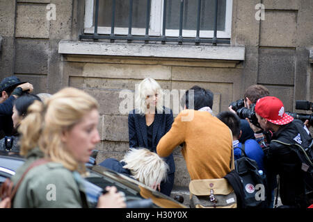 Paris, Frankreich. 2. Oktober 2016. Ein Gast kommt auf sechs Tage für Paris Fashion Week Frühjahr/Sommerkollektion 2017 Shows am 2. Oktober 2016, in Paris, Frankreich. Bildnachweis: Hugh Peterswald/Alamy Live-Nachrichten Stockfoto