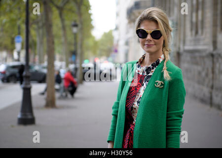 Paris, Frankreich. 2. Oktober 2016. Ein Gast kommt auf sechs Tage für Paris Fashion Week Frühjahr/Sommerkollektion 2017 Shows am 2. Oktober 2016, in Paris, Frankreich. Bildnachweis: Hugh Peterswald/Alamy Live-Nachrichten Stockfoto