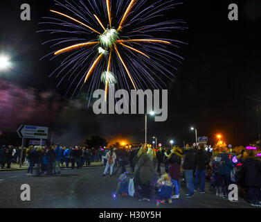 Southport, Merseyside, Großbritannien. Oktober 2016. Leute, die Musik Feuerwerk Wettbewerb beobachten. Hunderte von Menschen strömen in den Badeort für die letzte Nacht der British Musical Fireworks Championships, die über drei Tage hinweg abgehalten wird. Southport's Himmel bricht in Licht, als einige der besten pyrotechnischen Teams des Landes konkurrieren, mit atemberaubenden Feuerwerk-Displays synchronisiert zu Musik. Internationale Standarddisplays von einigen der besten pyrotechnischen Firmen in Großbritannien - dies ist der einzige Wettbewerb dieser Art in diesem Land. Stockfoto