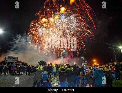 Leute, die den Wettbewerb „Musical Fireworks“ in Southport, Merseyside, Großbritannien ansehen. Oktober 2016. Hunderte von Menschen strömen in den Badeort, um die letzte Nacht der British Musical Fireworks Championships zu erleben, die an drei Tagen stattfanden. Der Himmel von Southport erleuchtet sich, während einige der besten pyrotechnischen Teams des Landes mit atemberaubenden Feuerwerken, die mit Musik synchronisiert werden, konkurrieren. Internationale Standarddisplays von einigen der besten pyrotechnischen Unternehmen in Großbritannien - der einzige Wettbewerb dieser Art in diesem Land. Stockfoto