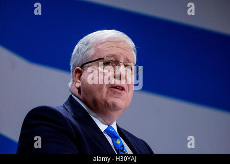 Parteitag der konservativen auf 10.02.2016 bei Birmingham ICC, Birmingham. Personen im Bild: Patrick McLoughlin, Vorsitzender der konservativen Partei, eröffnet Konferenz. Bild von Julie Edwards. Stockfoto