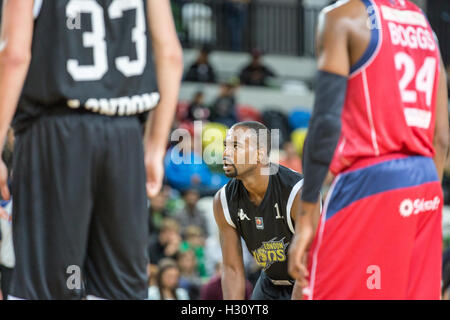 London, UK 2. Oktober 2016. London-Lions Vs Bristol Flyer in der Kupfer-Box-Arena im Olympiapark, London. London-Löwen keine 11 Zaire Taylor. London-Löwen gewinnen 86-66. Copyright Carol Moir/Alamy Live-Nachrichten. Stockfoto