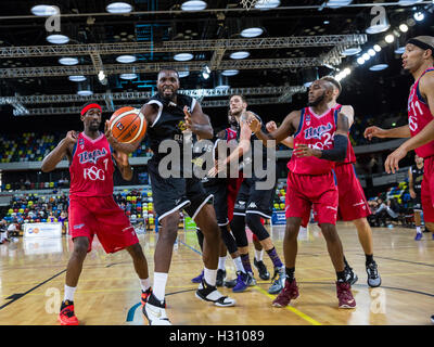 Stratford, London, UK. 2. Oktober 2016. Kupfer-Box Arena, London, 2. Oktober 2016. Löwen Hassan Rashad (22) schnappt sich den Ball. London-Lions schlagen Bristol Flyer 86-66 in der British Basketball League Championship-Spiel in der Kupfer-Box-Arena im Olympiapark, Stratford. Bildnachweis: Imageplotter und Sport/Alamy Live Nachrichten Stockfoto