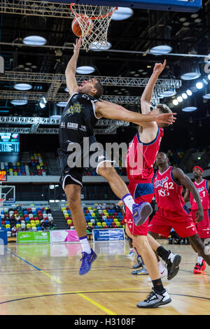 Stratford, London, UK. 2. Oktober 2016. Kupfer-Box Arena, London, 2. Oktober 2016. Löwen Kai Williams (23) bis zu Dunk den Ball springt. London-Lions schlagen Bristol Flyer 86-66 in der British Basketball League Championship-Spiel in der Kupfer-Box-Arena im Olympiapark, Stratford. Bildnachweis: Imageplotter und Sport/Alamy Live Nachrichten Stockfoto