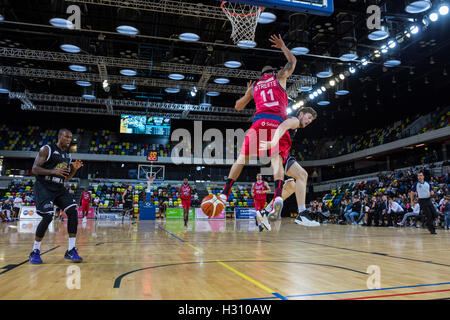 Stratford, London, UK. Okt, 2016 02. Kupfer, Arena, London, 2. Oktober 2016. Flyer player Greg Streete (11) unter dem Korb. London Lions beat Bristol Flyer 86-66 im British Basketball League Championship Spiel am Kupfer Box Arena im Olympiapark, Stratford. Credit: Imageplotter Nachrichten und Sport/Alamy leben Nachrichten Stockfoto