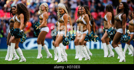 Wembley Stadium, London, UK. 2. Oktober 2016. NFL International Series. Indianapolis Colts gegen Jacksonville Jaguars. Der Jacksonville Roar in Aktion vor dem Spiel. Bildnachweis: Aktion Plus Sport/Alamy Live-Nachrichten Stockfoto