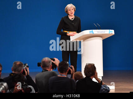 Birmingham. 2. Oktober 2016. Der britische Premierminister Theresa spricht Mai am ersten Tag der Parteitag der Konservativen im International Convention Centre in Birmingham, Großbritannien am 2. Oktober 2016. Der britische Premierminister Theresa eröffnete Mai konservativen Konferenz in Birmingham Sonntag indem MPs und Gegner der Austritt, die sie nicht in der Art von Großbritannien stehen verlassen der Europäischen Union (EU). © Xinhua/Alamy Live-Nachrichten Stockfoto