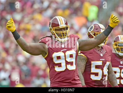 Landover, Maryland, USA. 2. Oktober 2016. Washington Redskins defensives Ende Ricky Jean Francois (99) versuchen, das Publikum ins Spiel während zweite Quartal Maßnahmen gegen die Cleveland Browns bei FedEx Field in Landover, Maryland auf 2. Oktober 2016. Die Redskins gewann das Spiel 31 - 20.Credit: Ron Sachs/CNP Credit: Ron Sachs/CNP/ZUMA Draht/Alamy Live News Stockfoto