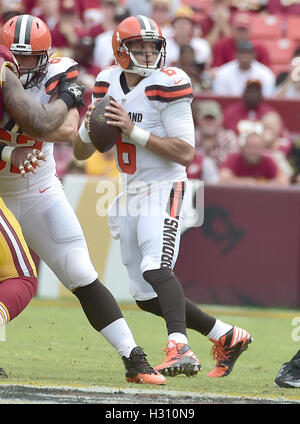 Landover, Maryland, USA. 2. Oktober 2016. Cleveland Browns quarterback Cody Kessler (6) sieht für einen Empfänger im zweiten Quartal-Aktion gegen die Washington Redskins in FedEx Field in Landover, Maryland auf 2. Oktober 2016. Die Redskins gewann das Spiel 31 - 20.Credit: Ron Sachs/CNP Credit: Ron Sachs/CNP/ZUMA Draht/Alamy Live News Stockfoto