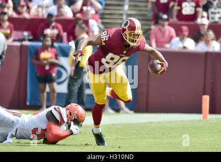 Landover, Maryland, USA. 2. Oktober 2016. Washington Redskins-Tight-End Jordan Reed (86) entzieht sich ein versuchter Tackle von Cleveland Browns innen Linebacker Demario Davis (56) im ersten Quartal-Aktion gegen die Washington Redskins in FedEx Field in Landover, Maryland auf 2. Oktober 2016. Die Redskins gewann das Spiel 31 - 20.Credit: Ron Sachs/CNP Credit: Ron Sachs/CNP/ZUMA Draht/Alamy Live News Stockfoto