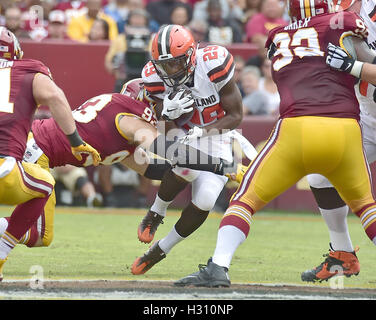 Landover, Maryland, USA. 2. Oktober 2016. Cleveland Browns Runningback Duke Johnson (29) ist von Washington Redskins defensive End Trent Murphy (93) im ersten Quartal-Aktion des Spiels bei FedEx Field in Landover, Maryland auf 2. Oktober 2016 in Angriff genommen. Die Redskins gewann das Spiel 31 - 20.Credit: Ron Sachs/CNP Credit: Ron Sachs/CNP/ZUMA Draht/Alamy Live News Stockfoto