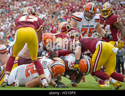 Landover, Maryland, USA. 2. Oktober 2016. Cleveland Browns Runningback Jesaja Crowell (34) punktet seinem Team den ersten Touchdown im zweiten Quartal gegen die Washington Redskins in FedEx Field in Landover, Maryland auf 2. Oktober 2016. Auch abgebildet sind, Washington Redskins Cornerback Quinton Dunbar (47); Cleveland Browns zentrieren Austin Reiter (62); Washington Redskins defensive end Trent Murphy (93); Washington Redskins innen Linebacker Willen Compton (51); Cleveland Browns bewachen Joel Bitonio (75); und Washington Redskins innen Linebacker Mason Foster (54). Die Redskins gewannen das Spiel 31-20. CR Stockfoto