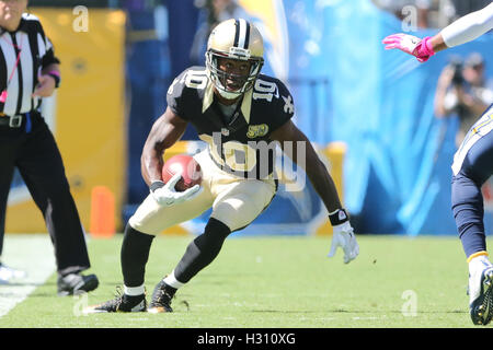 San Diego, CA, USA. 2. Oktober 2016. 2. Oktober 2016: New Orleans Saints Wide Receiver Brandin kocht (10) Augen in eingehenden Verteidiger als He Turns nach einem Empfang im Spiel zwischen den New Orleans Saints und San Diego Chargers, Qualcomm Stadium, San Diego, CA. Peter Joneleit / ZUMA Wire Service Credit: Peter Joneleit/ZUMA Draht/Alamy Live News Stockfoto