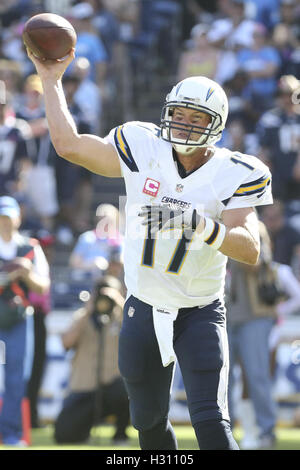 San Diego, CA, USA. 2. Oktober 2016. 2. Oktober 2016: San Diego Chargers Quarterback Philip Rivers (17) macht einen Pass versuchen im Spiel zwischen den New Orleans Saints und den San Diego Chargers, Qualcomm Stadium, San Diego, CA. Peter Joneleit / ZUMA Wire Service Credit: Peter Joneleit/ZUMA Draht/Alamy Live News Stockfoto