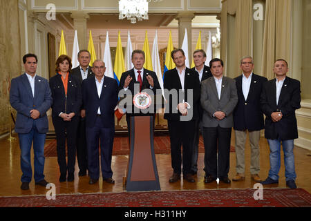 Bogota, Kolumbien. 2. Oktober 2016. Foto bereitgestellt von den kolumbianischen Vorsitz zeigt kolumbianische Präsident Juan Manuel Santos (5 L) bei einer Rede in Bogota, der Hauptstadt Kolumbiens, auf 2. Oktober 2016. Kolumbianische Präsident Juan Manuel Santos am Sonntag räumte ein, dass Wähler, ein Friedensabkommen zwischen der Regierung und der revolutionären Streitkräfte von Kolumbiens (FARC) abgelehnt hatte, darauf, dass die Waffenruhe noch vorhanden ist. Bildnachweis: Kolumbiens Präsidentschaft/Xinhua/Alamy Live-Nachrichten Stockfoto