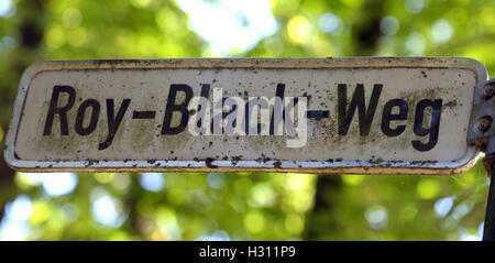 Augsburg, Deutschland. 30. September 2016. Eine Straße Zeichen für Roy-Black-Weg in Augsburg, Deutschland, 30. September 2016. Im Jahr 1991 starb der Musiker und Schauspieler Roy Black ganz unerwartet im Anschluss an eine erfolgreiche TV-Comeback im Alter von 48. Foto: STEFAN PUCHNER/Dpa/Alamy Live News Stockfoto