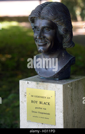 Augsburg, Deutschland. 30. September 2016. Eine Büste des Musikers Roy Black in einem Park in Augsburg, Deutschland, 30. September 2016. Im Jahr 1991 starb der Musiker und Schauspieler Roy Black ganz unerwartet im Anschluss an eine erfolgreiche TV-Comeback im Alter von 48. Seiner Heimatstadt will ihn mit einem "Legenden-Schild" zum 25. Jahrestag seines Todes zu Ehren. SPhoto: STEFAN PUCHNER/Dpa/Alamy Live News Stockfoto