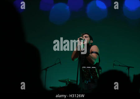 (161003) - HEIDELBERG (Deutschland), 3. Oktober 2016 (Xinhua)--Hamed Sinno, Lead-Sänger der Mashrou "Leila, libanesische fünfköpfige alternative Rock-Band, führt während der 18. internationalen Enjoy Jazz Festivals in Heidelberg, Deutschland, 2. Oktober 2016. International genießen Sie Jazz Festival, das am Sonntag in Heidelberg eröffnet, dauert bis am 11. November. (Xinhua/Luo Huanhuan) (Sxk) Stockfoto