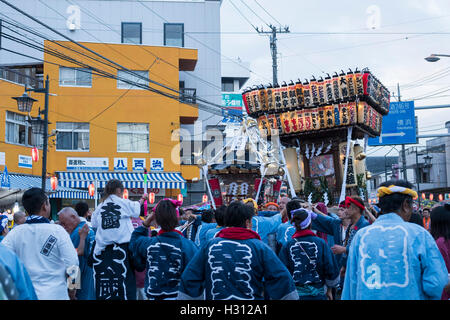 2. Oktober 2016. Dokan Matsuri Festival stattfindet, Isehara, Kanagawa, Japan. Dieses Festival kommt von Dokan Ota (1432-1486). Er ist berühmt für seine Verdienste für den Bau der Burg Edo.  Er wurde ermordet den Platz jetzt Isehara Stadt. Viele Menschen genießen das Festival. Dieser Tag ist der meistbesuchte Tag für Isehara Stadt. World Discovery/Alamy Live News Stockfoto