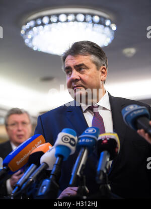 Teheran, Iran. 3. Oktober 2016. Bundesminister für wirtschaftliche Angelegenheiten Sigmar Gabriel liefert eine Presseerklärung in Teheran, Iran, 3. Oktober 2016. Der Bundesminister für wirtschaftliche Angelegenheiten ist bei einem zweitägigen Besuch in Teheran mit einer großen Wirtschaftsdelegation. Foto: BERND VON JURTCZENKA/Dpa/Alamy Live-Nachrichten Stockfoto