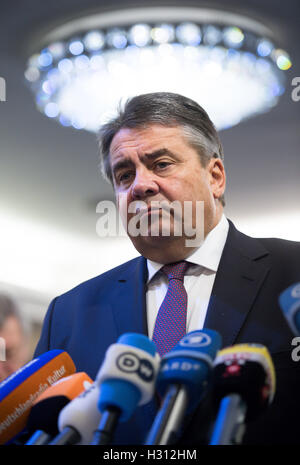 Teheran, Iran. 3. Oktober 2016. Bundesminister für wirtschaftliche Angelegenheiten Sigmar Gabriel liefert eine Presseerklärung in Teheran, Iran, 3. Oktober 2016. Der Bundesminister für wirtschaftliche Angelegenheiten ist bei einem zweitägigen Besuch in Teheran mit einer großen Wirtschaftsdelegation. Foto: BERND VON JURTCZENKA/Dpa/Alamy Live-Nachrichten Stockfoto