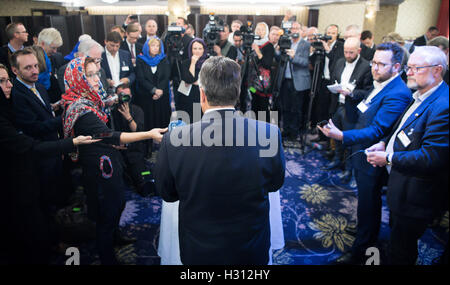 Teheran, Iran. 3. Oktober 2016. Bundesminister für wirtschaftliche Angelegenheiten Sigmar Gabriel liefert eine Presseerklärung in Teheran, Iran, 3. Oktober 2016. Der Bundesminister für wirtschaftliche Angelegenheiten ist bei einem zweitägigen Besuch in Teheran mit einer großen Wirtschaftsdelegation. Foto: BERND VON JURTCZENKA/Dpa/Alamy Live-Nachrichten Stockfoto