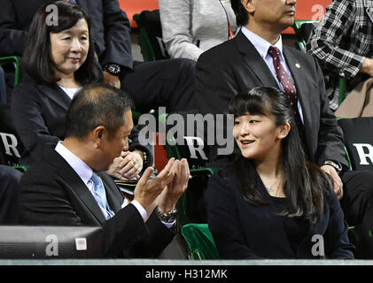 Tokio, Japan. 3. Oktober 2016. Japanische Prinzessin Mako, Recht, spricht mit einem unbekannten Beamten, als sie, ein Tennis sieht Match bei den Japan Open Tennis Championships Einkaufsviertels Ariake Kolosseum auf Montag, 3. Oktober 2016. Die Prinzessin, eine Enkelin von Kaiser Akihito, ist Ehrenpräsident der Japan Tennis Association. Bildnachweis: Natsuki Sakai/AFLO/Alamy Live-Nachrichten Stockfoto