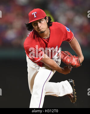 Arlington, Texas, USA. 30. September 2016. Yu Darvish (Rangers) MLB: Yu Darvish der Texas Rangers Stellplätze während der Major League Baseball Spiel gegen die Tampa Bay Rays im Globe Life Park in Arlington in Arlington, Texas, Vereinigte Staaten von Amerika. © AFLO/Alamy Live-Nachrichten Stockfoto