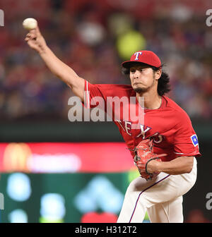 Arlington, Texas, USA. 30. September 2016. Yu Darvish (Rangers) MLB: Yu Darvish der Texas Rangers Stellplätze während der Major League Baseball Spiel gegen die Tampa Bay Rays im Globe Life Park in Arlington in Arlington, Texas, Vereinigte Staaten von Amerika. © AFLO/Alamy Live-Nachrichten Stockfoto