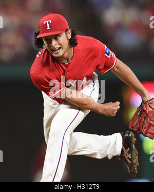 Arlington, Texas, USA. 30. September 2016. Yu Darvish (Rangers) MLB: Yu Darvish der Texas Rangers Stellplätze während der Major League Baseball Spiel gegen die Tampa Bay Rays im Globe Life Park in Arlington in Arlington, Texas, Vereinigte Staaten von Amerika. © AFLO/Alamy Live-Nachrichten Stockfoto