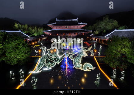 Mount Longhu. 3. Oktober 2016. Foto bereitgestellt von Licht Malerei World Alliance zeigt die Licht Malerei von Künstlern vor einem taoistischen Tempel am Mount Longhu Aussichtspunkt in Yingtan, Osten Chinas Jiangxi Provinz, 29. September 2016 geschaffen. Mehr als 20 Mitglieder des Weltbundes Licht Malerei versammelten sich in Mount Longhu Lichtmalerei zu fördern. Bildnachweis: Xinhua/Alamy Live-Nachrichten Stockfoto