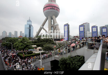 Shanghai. 3. Oktober 2016. Touristen sind in der Nähe der Oriental Pearl Radio- und Fernsehturm im Osten China Shanghai, 3. Oktober 2016, am dritten Tag von den chinesischen Nationalfeiertag Urlaub gesehen. Bildnachweis: Liu Ying/Xinhua/Alamy Live-Nachrichten Stockfoto