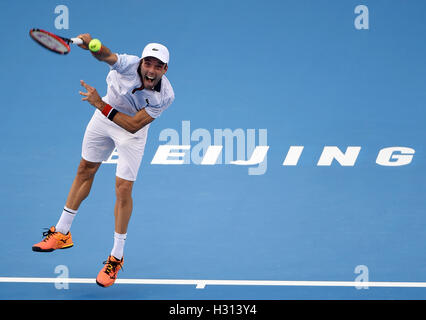 Peking, China. 3. Oktober 2016. Spaniens Roberto Bautista Agut dient während der Männer Singles erstes Vorrundenspiel gegen John Millman von Australien bei den China Open Tennis-Turnier in Peking, Hauptstadt von China, 3. Oktober 2016. Roberto Bautista Agut gewann 2: 1. Bildnachweis: Zhang Chenlin/Xinhua/Alamy Live-Nachrichten Stockfoto