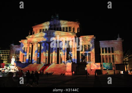 Berlin, Deutschland. 30. September 2016. Zahlreiche Gebäude und Sehenswürdigkeiten in Berlin werden die Leinwand für die spektakulären Licht- und video-Projektionen auf das Festival of Lights in Berlin bis 16. Oktober 2016. Festival of Lights verwandelt Berlins berühmtesten Wahrzeichen und historischen Bauten wie Berlin Concert Hall (Foto), Deutschland, 30. September 2016. © Martin Weiser/CTK Foto/Alamy Live-Nachrichten Stockfoto