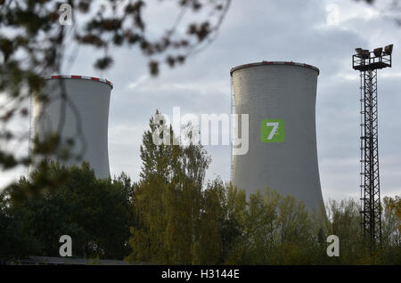 Chvaletice, Tschechische Republik. 3. Oktober 2016. Greenpeace-Aktivisten kletterten eines die Kühltürme der Chvaletice Kohle-Kraftwerk heute Morgen und sie belegen es aus Protest gegen die geplante Erweiterung des Anlagenbetriebs bis 2030, in Chvaletice, Tschechische Republik, 3. Oktober 2016. Bildnachweis: Josef Vostarek/CTK Foto/Alamy Live-Nachrichten Stockfoto