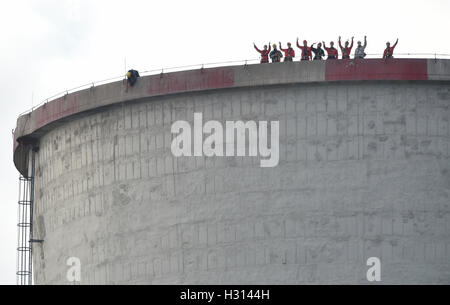 Chvaletice, Tschechische Republik. 3. Oktober 2016. Greenpeace-Aktivisten kletterten eines die Kühltürme der Chvaletice Kohle-Kraftwerk heute Morgen und sie belegen es aus Protest gegen die geplante Erweiterung des Anlagenbetriebs bis 2030, in Chvaletice, Tschechische Republik, 3. Oktober 2016. Bildnachweis: Josef Vostarek/CTK Foto/Alamy Live-Nachrichten Stockfoto