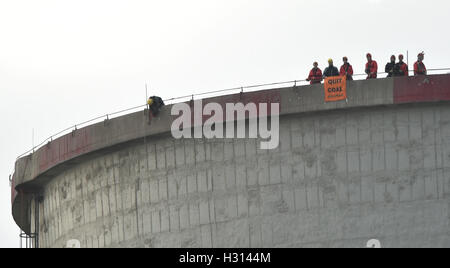 Chvaletice, Tschechische Republik. 3. Oktober 2016. Greenpeace-Aktivisten kletterten eines die Kühltürme der Chvaletice Kohle-Kraftwerk heute Morgen und sie belegen es aus Protest gegen die geplante Erweiterung des Anlagenbetriebs bis 2030, in Chvaletice, Tschechische Republik, 3. Oktober 2016. Bildnachweis: Josef Vostarek/CTK Foto/Alamy Live-Nachrichten Stockfoto