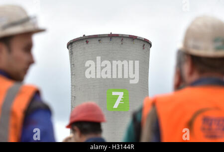 Chvaletice, Tschechische Republik. 3. Oktober 2016. Greenpeace-Aktivisten kletterten eines die Kühltürme der Chvaletice Kohle-Kraftwerk heute Morgen und sie belegen es aus Protest gegen die geplante Erweiterung des Anlagenbetriebs bis 2030, in Chvaletice, Tschechische Republik, 3. Oktober 2016. Bildnachweis: Josef Vostarek/CTK Foto/Alamy Live-Nachrichten Stockfoto