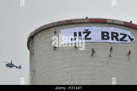 Chvaletice, Tschechische Republik. 3. Oktober 2016. Greenpeace-Aktivisten kletterten eines die Kühltürme der Chvaletice Kohle-Kraftwerk heute Morgen und sie belegen es aus Protest gegen die geplante Erweiterung des Anlagenbetriebs bis 2030, in Chvaletice, Tschechische Republik, 3. Oktober 2016. Bildnachweis: Josef Vostarek/CTK Foto/Alamy Live-Nachrichten Stockfoto