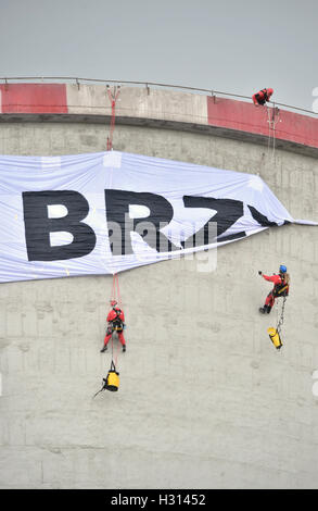 Chvaletice, Tschechische Republik. 3. Oktober 2016. Greenpeace-Aktivisten kletterten eines die Kühltürme der Chvaletice Kohle-Kraftwerk heute Morgen und sie belegen es aus Protest gegen die geplante Erweiterung des Anlagenbetriebs bis 2030, in Chvaletice, Tschechische Republik, 3. Oktober 2016. Bildnachweis: Josef Vostarek/CTK Foto/Alamy Live-Nachrichten Stockfoto