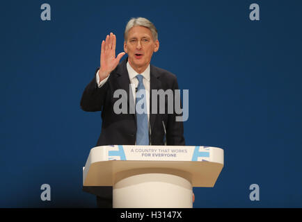 Birmingham, Vereinigtes Königreich. 3. Oktober 2016. Philip Hammond Mp Chancellor Of The Exchequer konservative Partei Konferenz 2016 der Icc-Birmingham, Birmingham, England 3. Oktober 2016 Adressen die konservative Partei Konferenz 2016 um die Icc Birmingham, Birmingham, England © Allstar Bild Bibliothek/Alamy Live News Bildnachweis: Allstar Bild Bibliothek/Alamy Live-Nachrichten Stockfoto