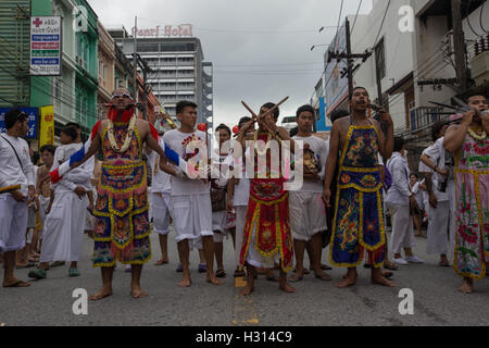 Phuket, Thailand. 3. Oktober 2016. Anhänger aus dem chinesischen Kuan Tae Kun Heiligtum hat ihre Wangen durchbohrt mit verschiedenen Gegenständen, eine Straße Prozession während der jährlichen Vegetarian Festival besucht, auch bekannt als neun Kaiser Götter Festival in Phuket am 3. Oktober 2016. Das vegetarische Festival beschrieben als eine bunte Veranstaltung findet während der neunten Mondmonats des chinesischen Kalenders und Feiern von der chinesischen Gemeinschaft von Phuket, wo die Anhänger glauben, dass Abstinenz von Fleisch aller Art wird ihnen helfen, guten Gesundheit entlang ihres Lebens zu erhalten. (Kredit-Bild: © Guillaume Payen über ZUMA Stockfoto