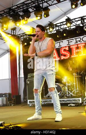 Russell Dickerson in Anwesenheit für 2. jährliche Route 91 Ernte Country Music Festival - Sonne, Dorf Las Vegas, Las Vegas, NV 2. Oktober 2016. Foto von: James Atoa/Everett Collection Stockfoto