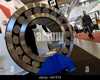 Brno, Tschechische Republik. 3. Oktober 2016. Ausstellung der Firma Ludacka Werkzeugmaschinen wird auf der international engineering fair MSV in Brno, Tschechische Republik, 3. Oktober 2016 gesehen. © Vaclav Salek/CTK Foto/Alamy Live-Nachrichten Stockfoto