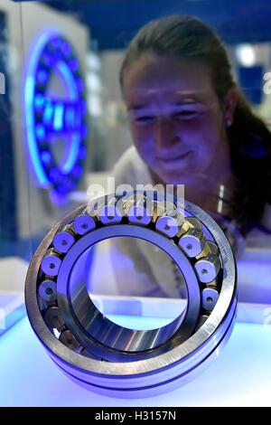 Brno, Tschechische Republik. 3. Oktober 2016. Besucher schaut ZKL Produkt auf der international engineering fair MSV in Brno, Tschechische Republik, 3. Oktober 2016. © Vaclav Salek/CTK Foto/Alamy Live-Nachrichten Stockfoto