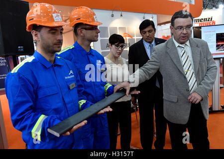 Brno, Tschechische Republik. 3. Oktober 2016. Zdenek Vasek (rechts) von Arcelor Mittal Steel Maker präsentiert neues Produkt von speziellen Flachstangen auf internationale technische Messe MSV in Brno, Tschechische Republik, 3. Oktober 2016. © Vaclav Salek/CTK Foto/Alamy Live-Nachrichten Stockfoto