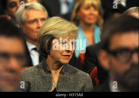 Birmingham, Vereinigtes Königreich. 3. Oktober 2016.  Theresa May, Premierminister und Führer der konservativen Partei hört eine Rede am zweiten Tag der konservativen Partei-Konferenz an der ICC Birmingham. Das Thema der Rede war "Eine Wirtschaft, die für alle funktioniert". Diese Konferenz folgt Referendum Entscheidung für das Vereinigte Königreich, die Europäische Union zu verlassen, und die anschließende Wahl von Theresa May als Führer der konservativen Partei. Kevin Hayes/Alamy Live-Nachrichten Stockfoto