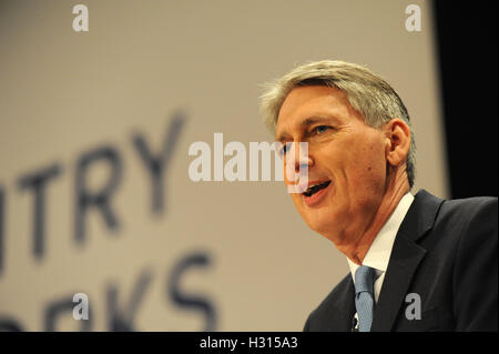 Birmingham, Vereinigtes Königreich. 3. Oktober 2016.  Philip Hammond, Kanzler des Finanzministeriums, hält seine Rede zur Konferenz, am zweiten Tag der konservativen Partei-Konferenz an der ICC Birmingham. Das Thema der Rede war "Eine Wirtschaft, die für alle funktioniert". Diese Konferenz folgt Referendum Entscheidung für das Vereinigte Königreich, die Europäische Union zu verlassen, und die anschließende Wahl von Theresa May als Führer der konservativen Partei. Kevin Hayes/Alamy Live-Nachrichten Stockfoto