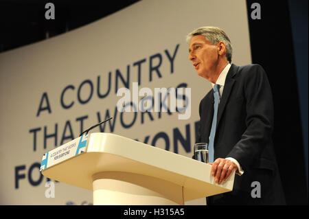 Birmingham, Vereinigtes Königreich. 3. Oktober 2016.  Philip Hammond, Kanzler des Finanzministeriums, hält seine Rede zur Konferenz, am zweiten Tag der konservativen Partei-Konferenz an der ICC Birmingham. Das Thema der Rede war "Eine Wirtschaft, die für alle funktioniert". Diese Konferenz folgt Referendum Entscheidung für das Vereinigte Königreich, die Europäische Union zu verlassen, und die anschließende Wahl von Theresa May als Führer der konservativen Partei. Kevin Hayes/Alamy Live-Nachrichten Stockfoto